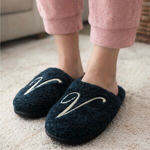 Victoria's Secret Black Faux Fur Closed Toe Slippers Monogram Size Medium 7/8